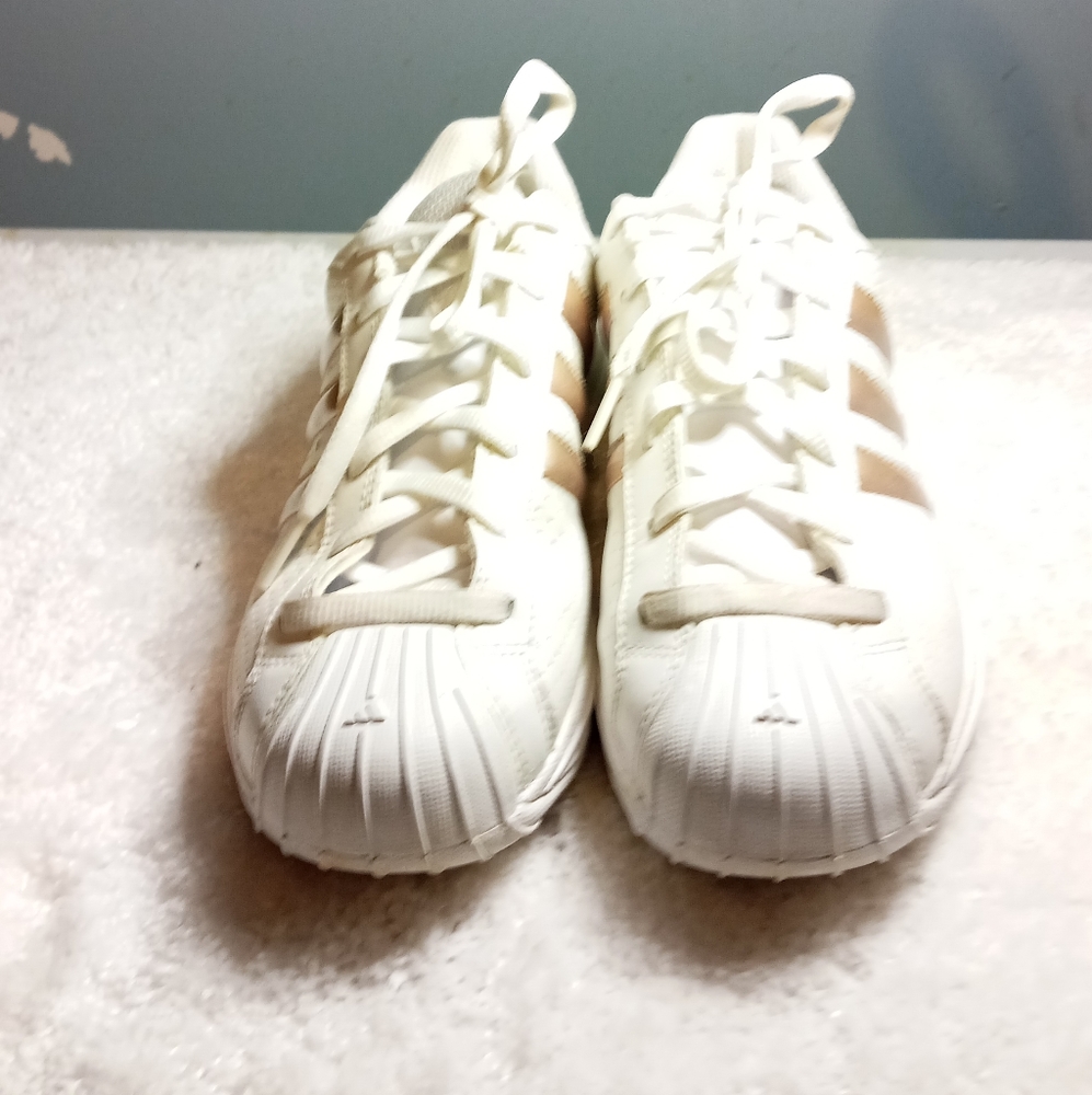 Womens Shell Toes Adidas Pre-owned Size 6.5